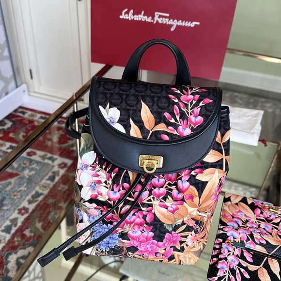 Authentic Salvatore Ferragamo wallet and backpack - Picture 4 of 16